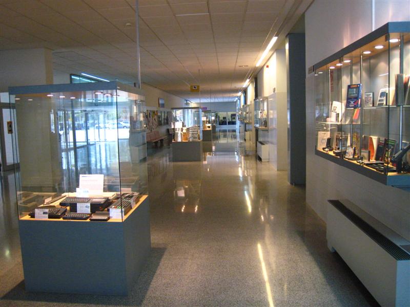 Vista del museo desde el comienzo del hall del edificio Ada Byron