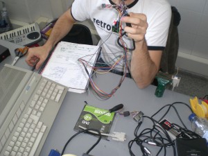 Ultimando el montaje de los cables MIDI